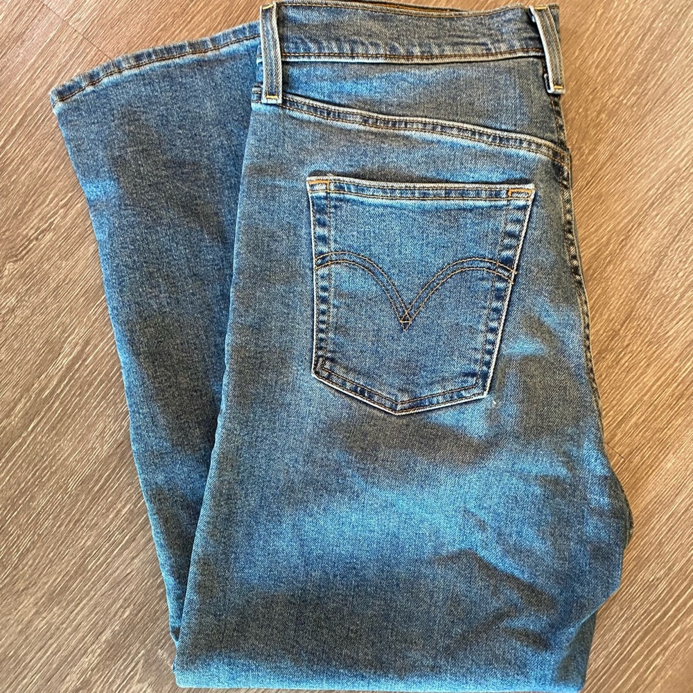 Levi’s Ribcage Straight Medium Wash Jeans